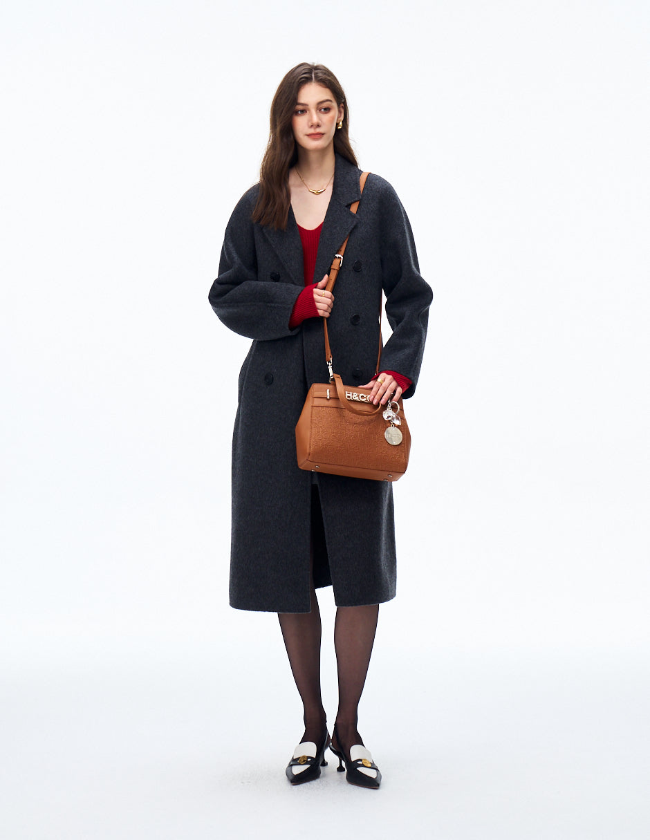 Tote Lia Grabado cognac en modelo, de lado