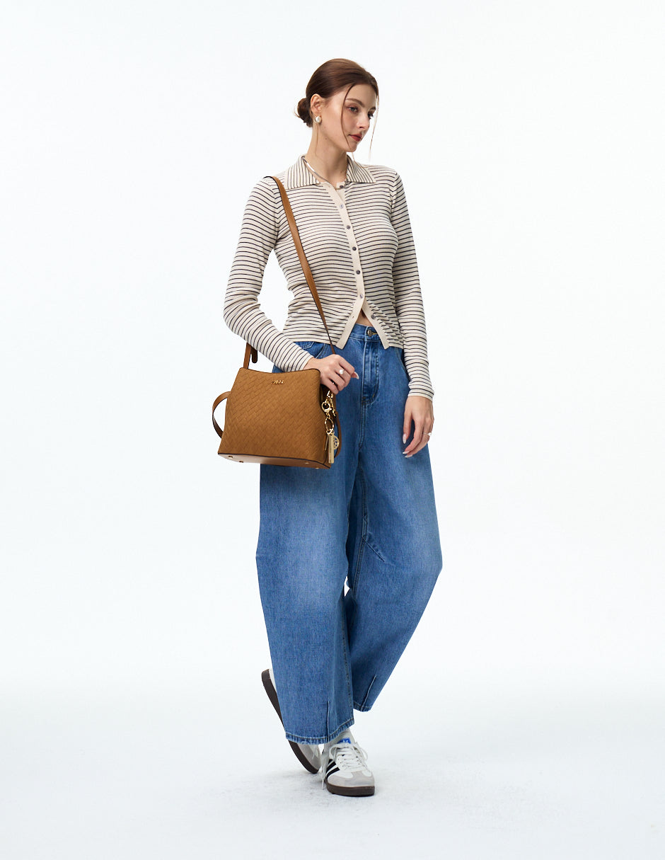 Bucket Tayah Camel con modelo