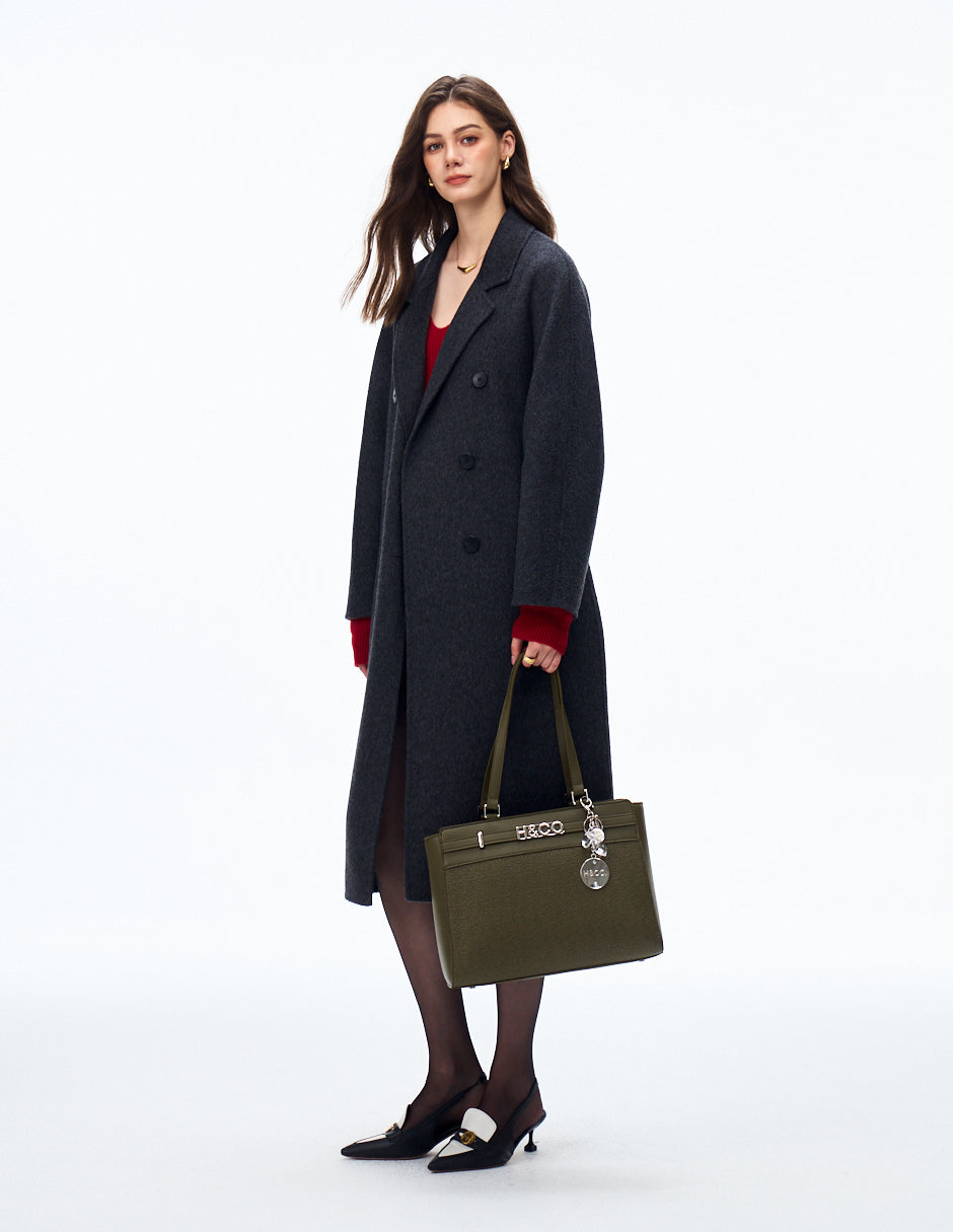 Tote Lia Grabado Oliva con modelo