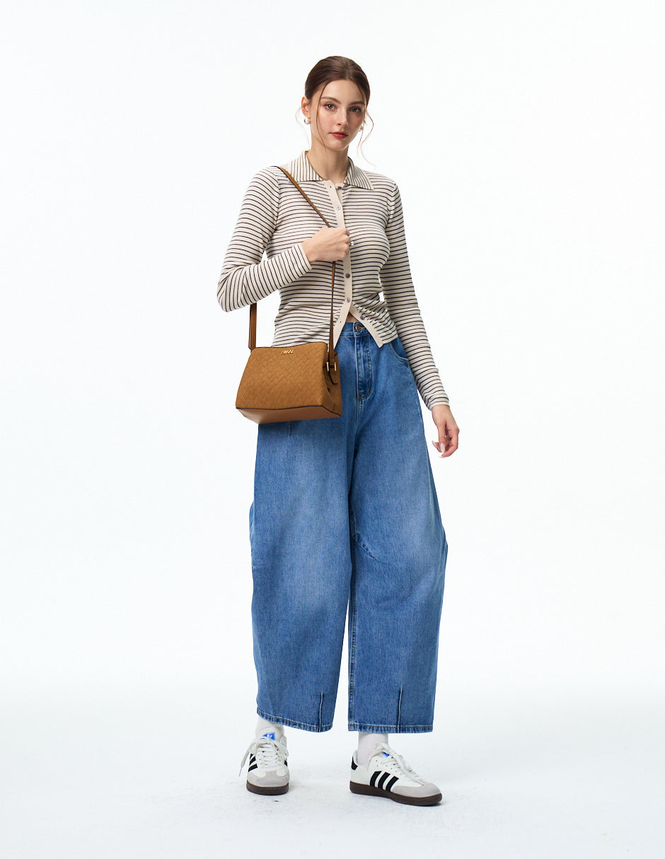 Crossbody Tayah Camel con modelo