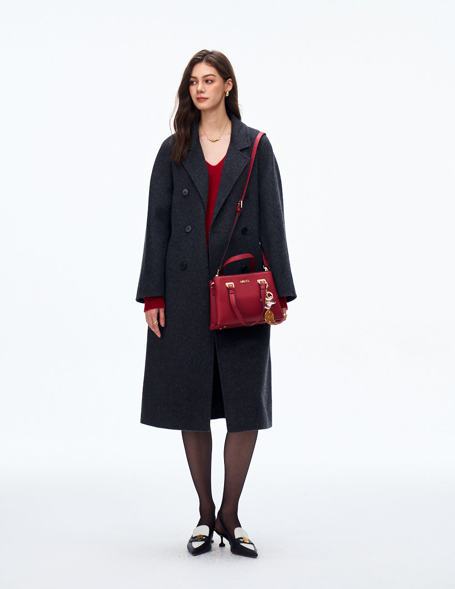 Satchel Lucia Rojo con modelo
