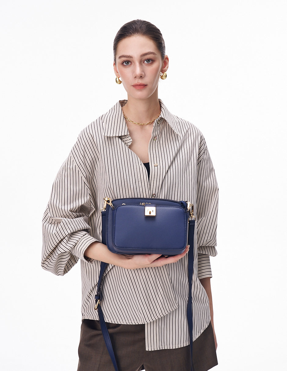 Crossbody Audrey marino H&Co. detalle correa