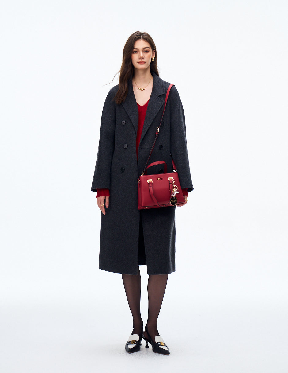 Satchel Lucia Rojo con modelo