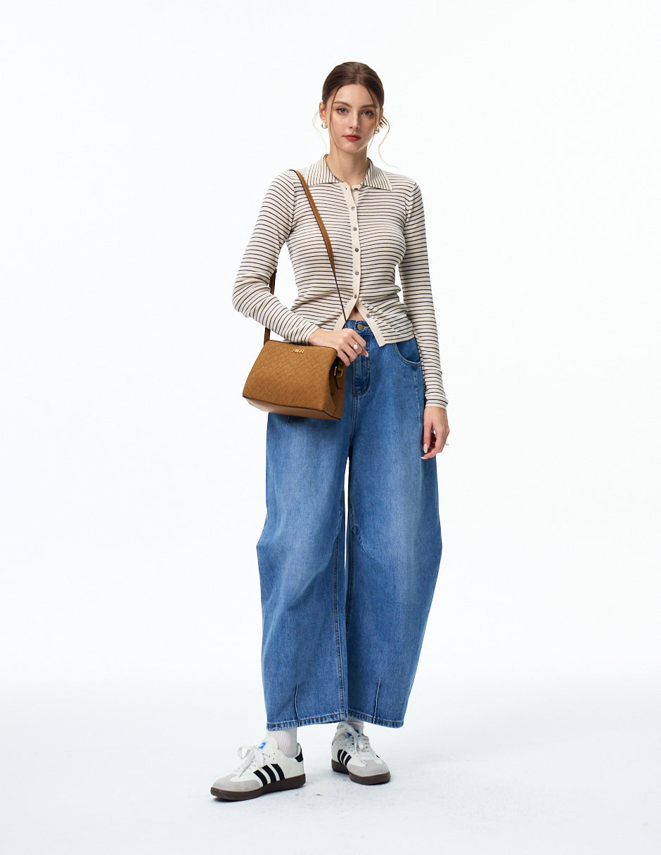 Crossbody Tayah Camel con modelo