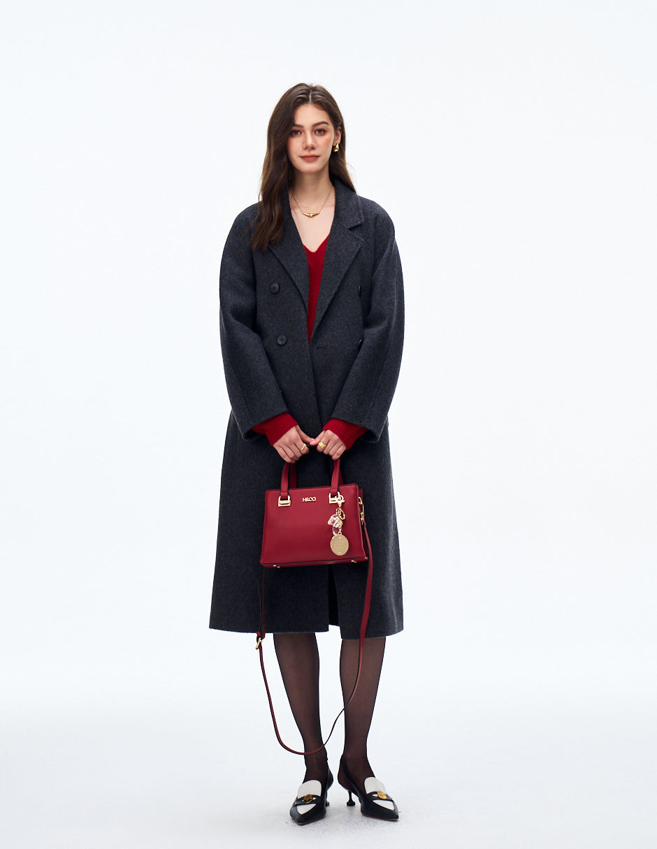 Satchel Lucia Rojo con modelo