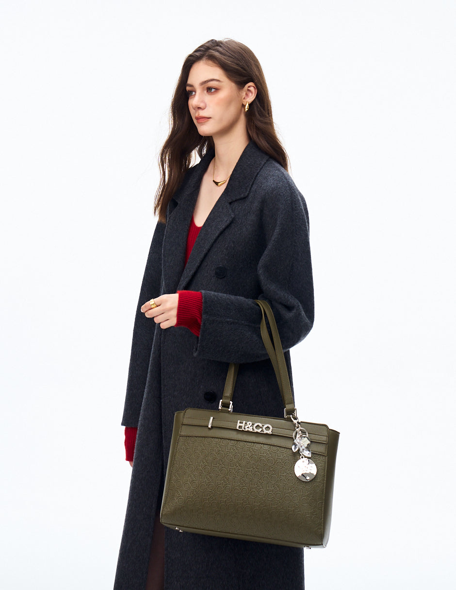 Tote Lia Grabado Oliva con modelo
