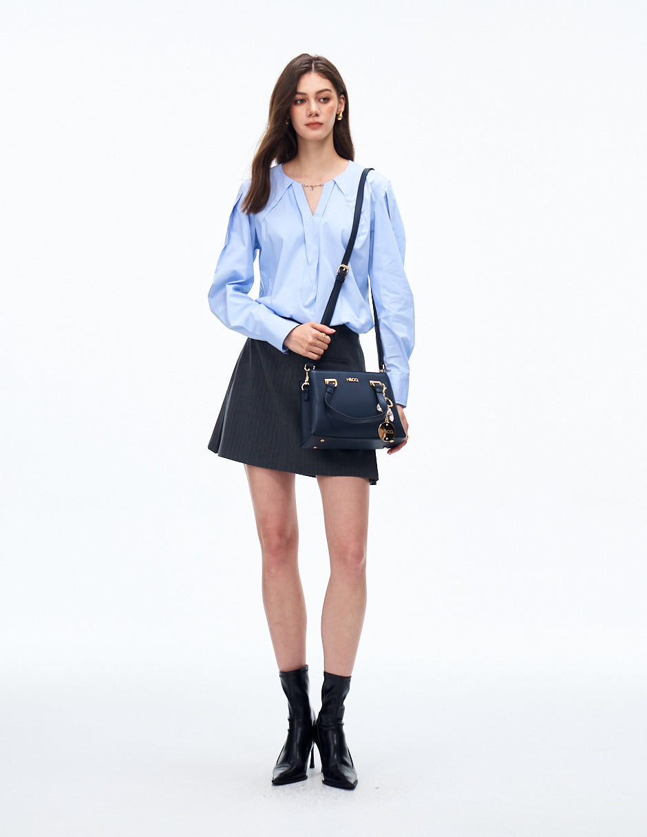 Satchel Lucia Azul marino con modelo