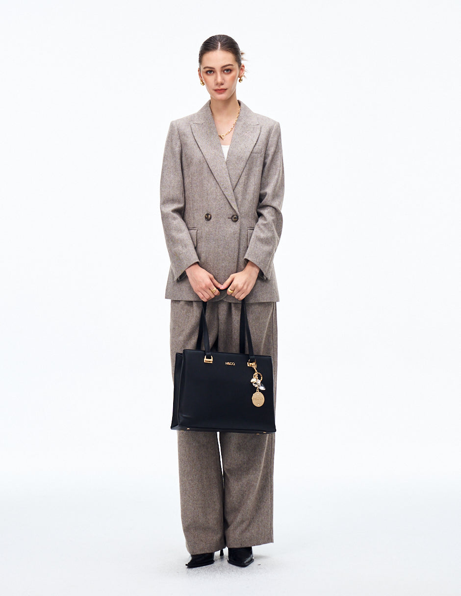Tote Lucia Negro con modelo