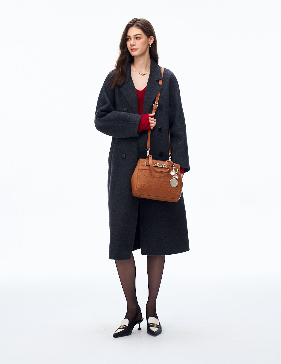 Tote Lia Grabado cognac en modelo