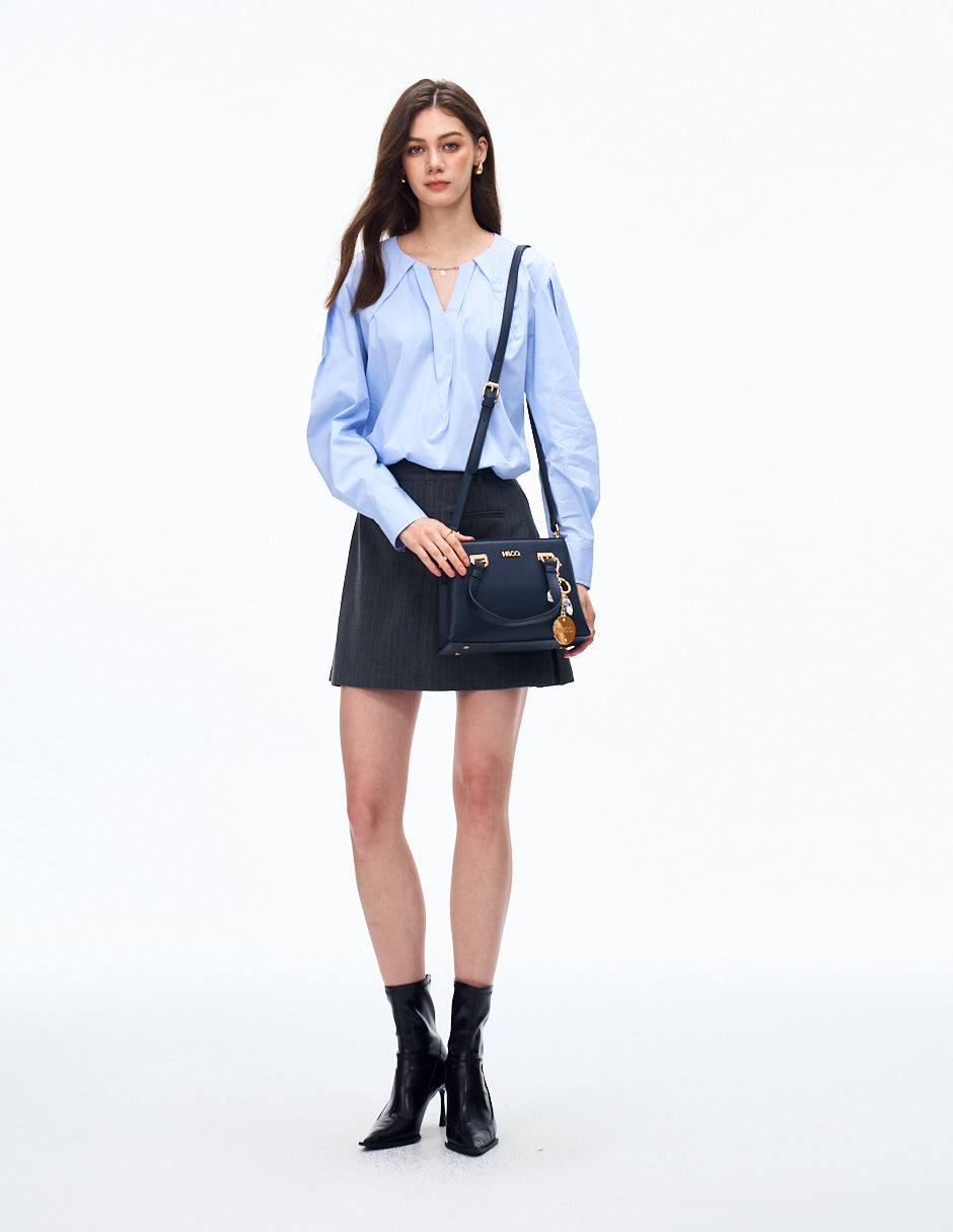 Satchel Lucia Azul marino con modelo