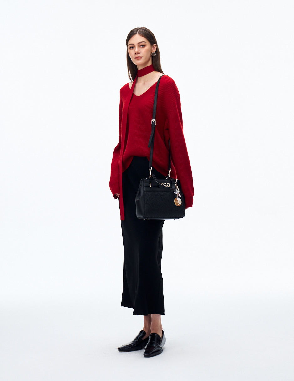 Tote Lia Grabado negro en modelo, de lado