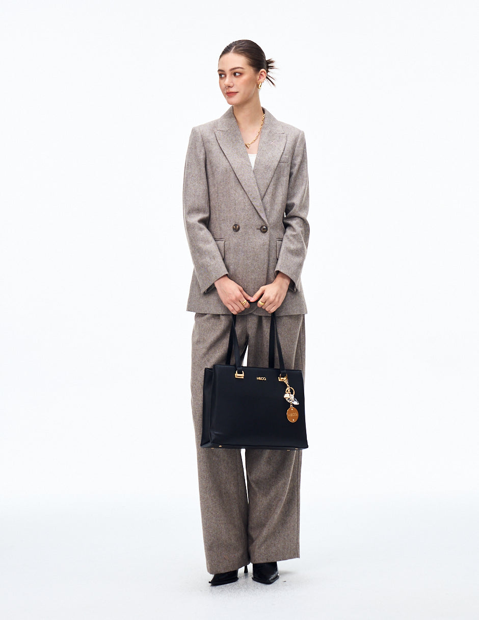 Tote Lucia Negro con modelo