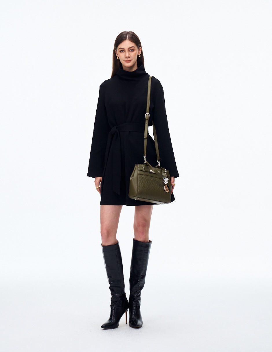Tote Lia Grabado oliva en modelo, de lado
